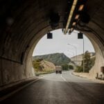 Ein Fahrer folgt blind seinem Navi und bleibt mit dem Lkw unter einem Tunnel stecken